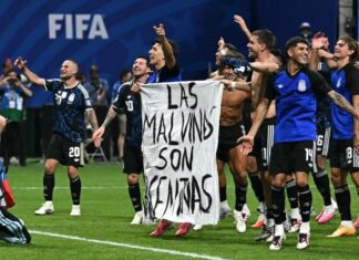 Sancionaron con 250.000 euros a la AFA por el trapo de Las Malvinas seleccion