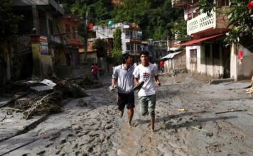 Suben a 353 los muertos en Nepal por los aludes que arrasaron pueblos nepal