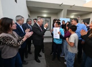 El gobernador hizo feliz a 24 familias al entregar viviendas en la ciudad de Monteros jaldo