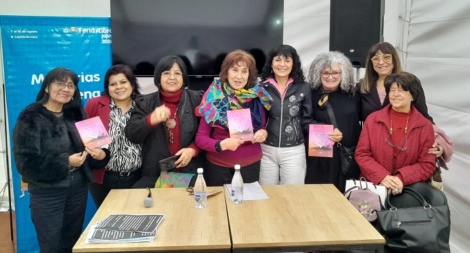 Con letra de mujer en la Feria del Libro de Jujuy chica