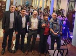 El autor Enrique Moyano y sus presentadores posan con el público.