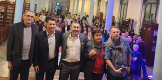 El autor Enrique Moyano y sus presentadores posan con el público.