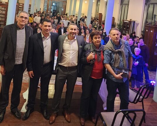 El autor Enrique Moyano y sus presentadores posan con el público.