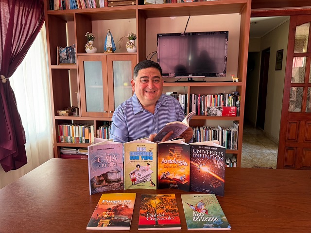 Grupo Letras de Fuego Manuel Rivas leyendo