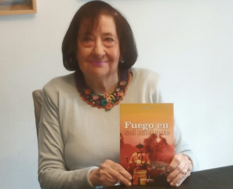 Susana Noé con el libro chica