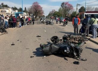 Choque fatal entre dos motos y un utilitario en la Juan B. Justo choque