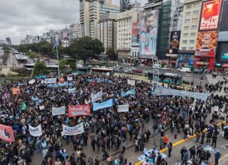 La comunidad científica marchó al Obelisco y reclamó por la falta de financiamiento