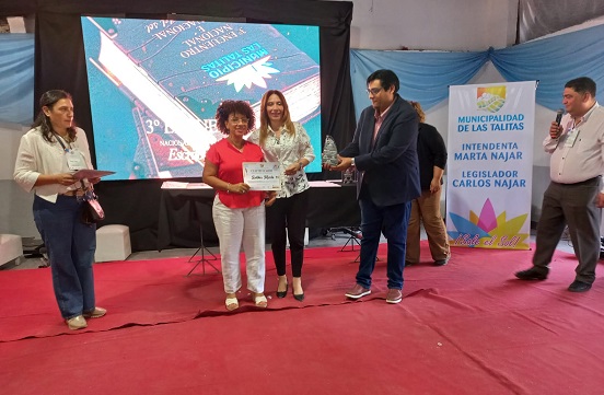 Belkis recibiendo visitante ilustre chica