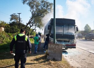 Se incendió un colectivo con jugadoras de hockey menores de edad en la Ruta 305 colectivo