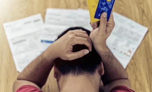 Endeudamiento: 8 de cada 10 argentinos no llegan a fin de mes y usan la tarjeta de crédito para financiarse