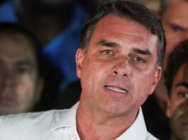 Afirman que Flávio Bolsonaro llegó a EEUU junto a su familia y Trump le daría asilo político