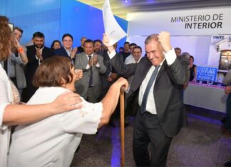Osvaldo Jaldo entrega escrituras a familias de distintos barrios de la provincia jaldo