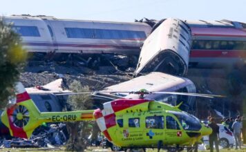 España: al menos 46 muertos tras el choque de dos trenes de alta velocidad choque