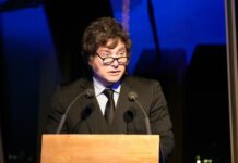 Javier Milei cerró Argentina Week en la Torre Eiffel con música y un mensaje a inversores