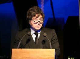 Javier Milei cerró Argentina Week en la Torre Eiffel con música y un mensaje a inversores