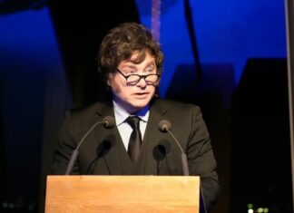 Javier Milei cerró Argentina Week en la Torre Eiffel con música y un mensaje a inversores