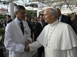 El cirujano que operó al papa León XIV aseguró que “no hay motivos clínicos” que le impidan viajar a la Argentina